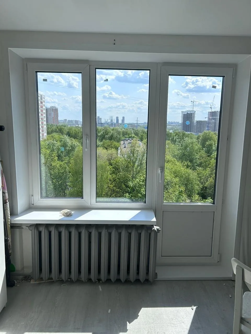 Установленное окно с балконной дверью в квартире
